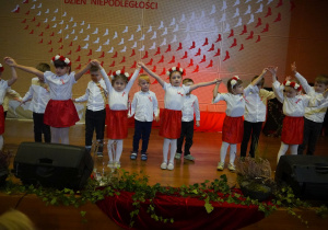 Czerowne jabłuszko - dzieci tańczą do utworu