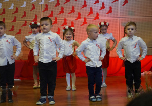 Chłopcy i dziewczynki w tancu