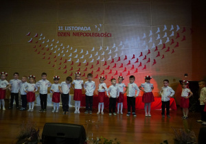 Dzieci ustawione w pókolu