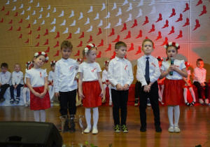 Dzieci recytują wiersze