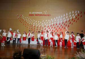 Improwizacja z chustkami biało - czerwonymi