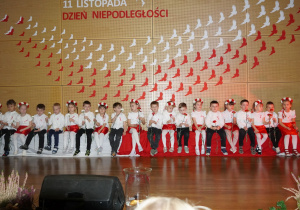 Dzieci z kwiatami biało - czereonymi