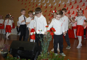 Chłopcy wkładają kwiaty