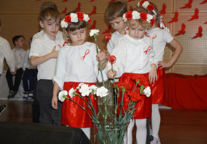 Dzieeczynki wkładają kwiaty