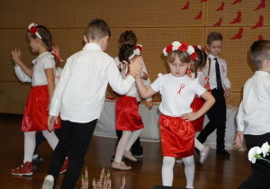 Dziewczynka i chłopiec w tańcu