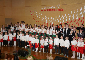 Wspolne śpiewanie utworu ,,Kto ty jestes"