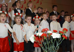 Dzieci śiewają na scenie