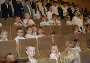 Przedszkolaki z mlodszych grup obserwują przedstawienie