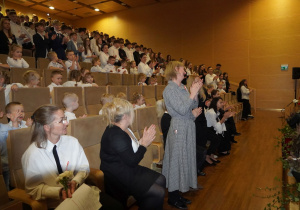 Uczniowie i przedszkolaki podczas uroczystości
