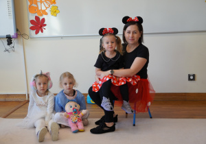 dziewczynka siedzi u pani na kolanach