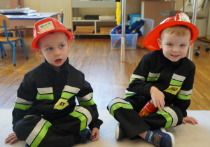 chłopcy w strojach strażaków