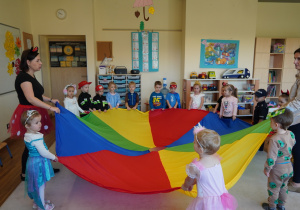 dzieci trzymają chustę animacyjną