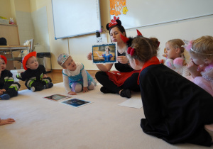 pani pokazuje zdjęcie Królewny Śnieżki