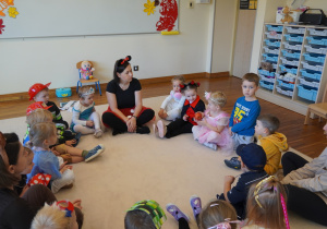 dzieci podają sobie jabłko