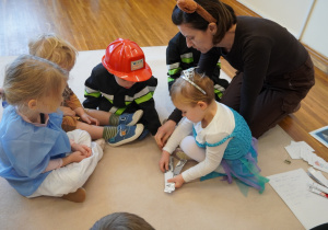 dzieci układają puzzle