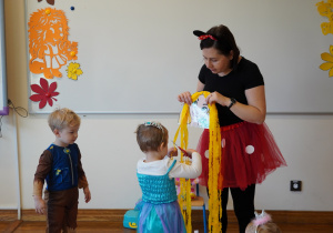 dziewczynka obcina Roszpunce włosy z bibuły