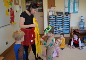 chłopiec obcina włosy z bibuły