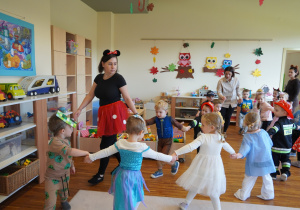 dzieci tańczą w kole