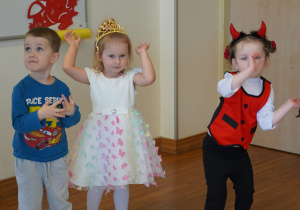 dzieci tańczą stojąc obok siebie