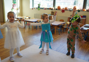 dzieci trzymają ręce w górze