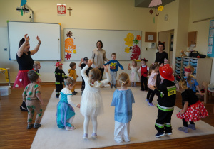 dzieci z paniami skaczą