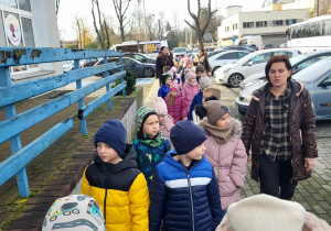 6-latki w drodze na spektakl