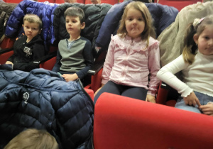 Dzieci siedzą na widowni