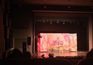 Aktorzy grają na scenie