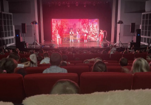 Aktorzy grają na scenie