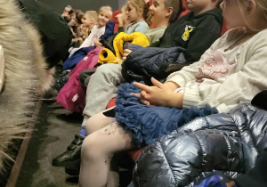 6-latki oglądają spektakl