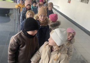 Dzieci czekają przed wejściem na aulę