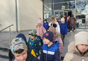 Dzieci w drodze do autokaru