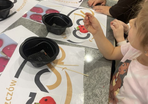 Basia z Kingą lepią kuleczki