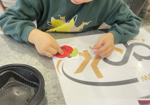 Stasio ozdabia jabłuszko