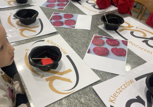 Dzieci słuchają poleceń