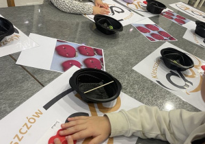 Dzieci formują jabłuszka