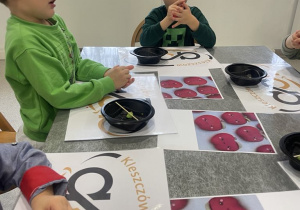 Chłopcy ugniatają modelinę