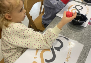 Dzieci formują kule z modeliny