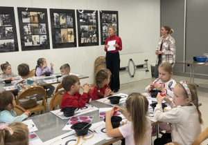 Dzieci słuchają pań prowadzących