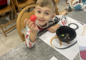 Julek pokazuje uformowaną kulę