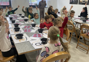 Dzieci zgłaszają się do odpowiedzi