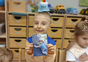 Chłopiec prezentuje swoje zdjęcie