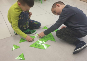 chłopcy układają trójkąty -zabawa memory wyrazowe