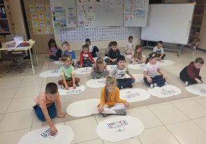 dziewczynka czyta ułożony wyraz