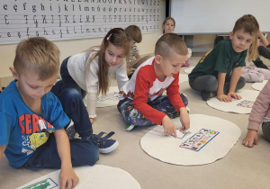 dzieci układają z literek wyrazy