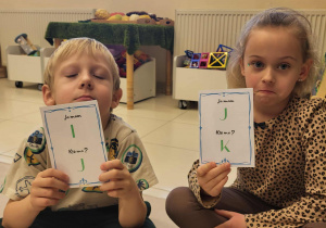 zabawa w alfabet dzieci pokazują swoje literki