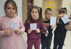 zabawa w alfabet dzieci pokazują swoje literki