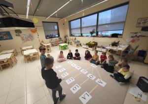 chłopcy szukają odpowiedniej sylaby