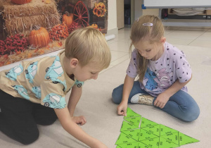 dzieci prezentują ułożony duży trójkąt