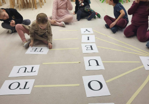 dziewczynka czyta sylabę